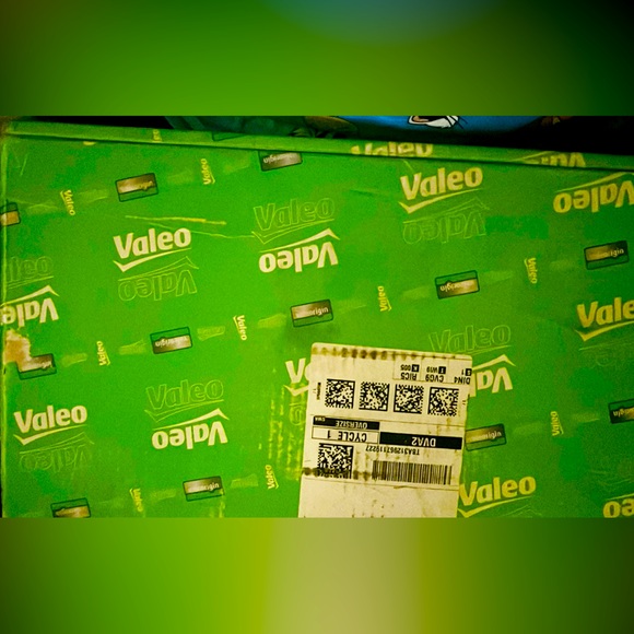 Dodge Dakota's manual transmission with this genuine Valeo Clutch Kit - Picture 1 of 4